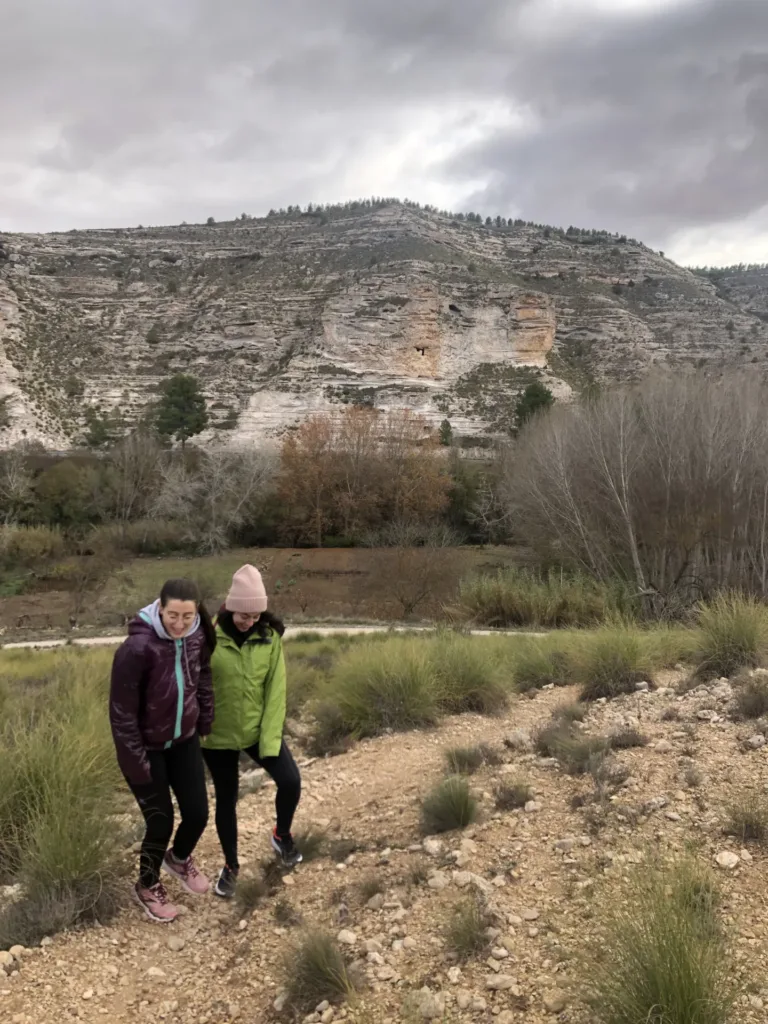 ruta de senderismo subiendo la cuesta de la manchega y de fondo la cueva del 7