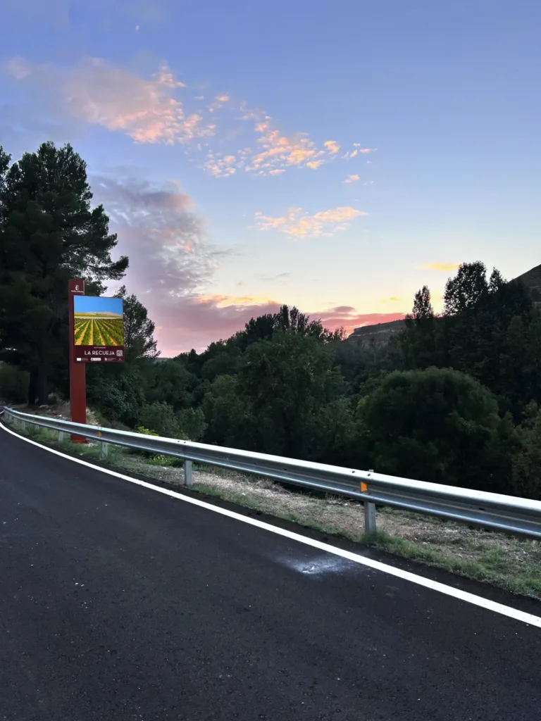 Cartel de la entrada al pueblo : enoturismo
